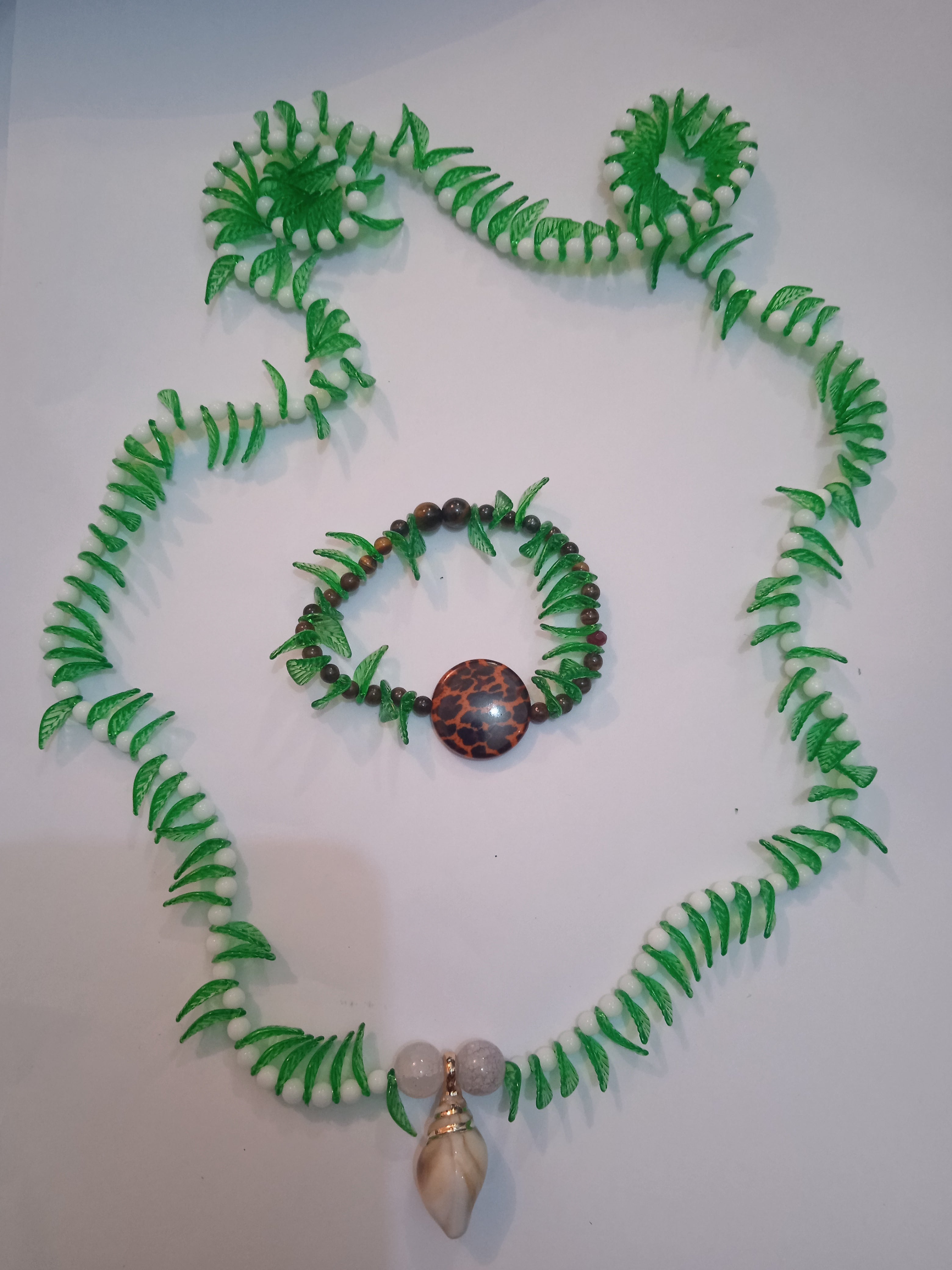 collier femme vert méditerranée avec pendentif coquillage de mer original fait main