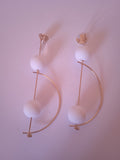 boucle d'oreille femme stylé chic boule de neige blanc acier or plaqué