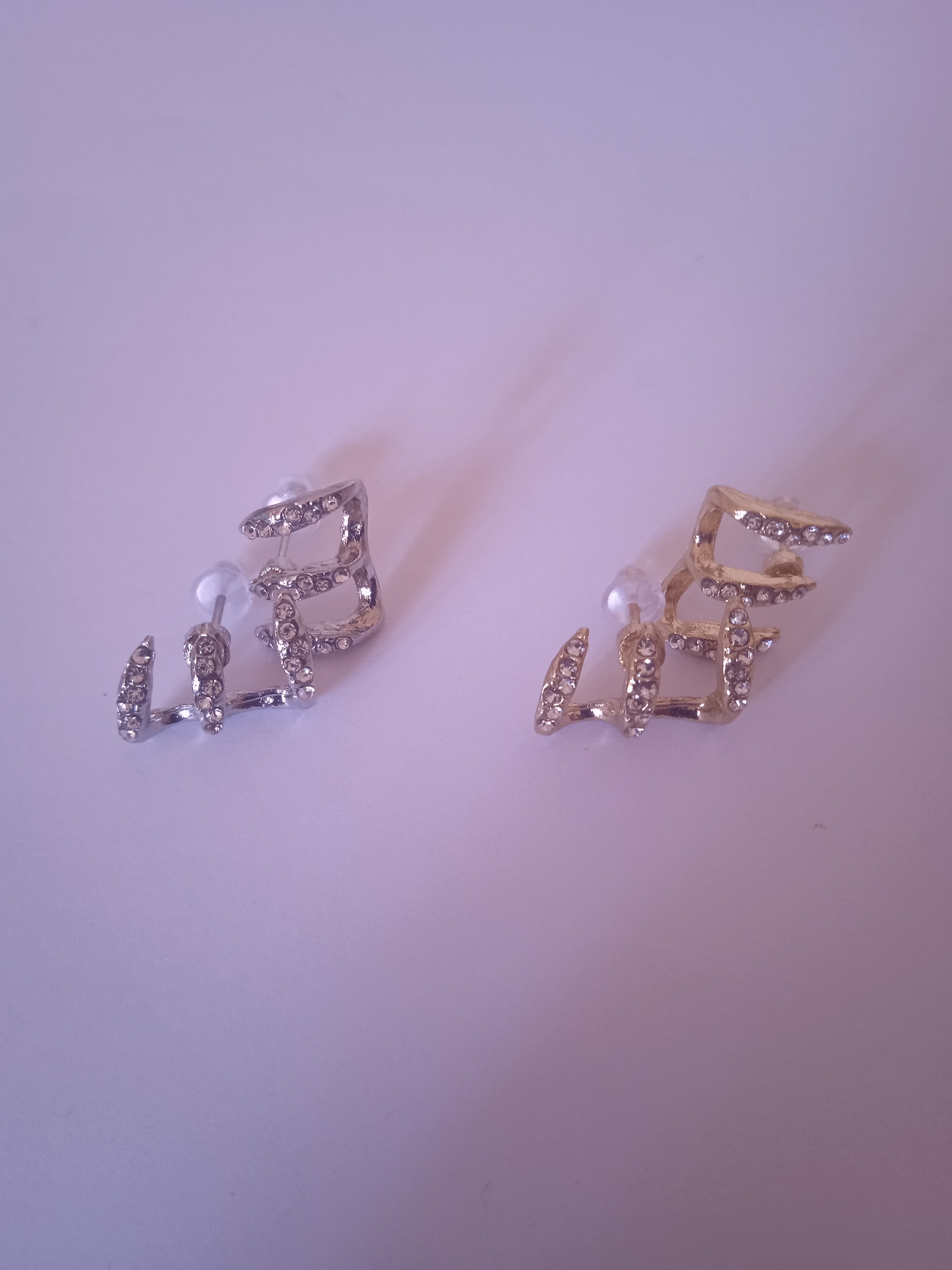 boucle d'oreille femme aux choix pierre blanc et doré acier