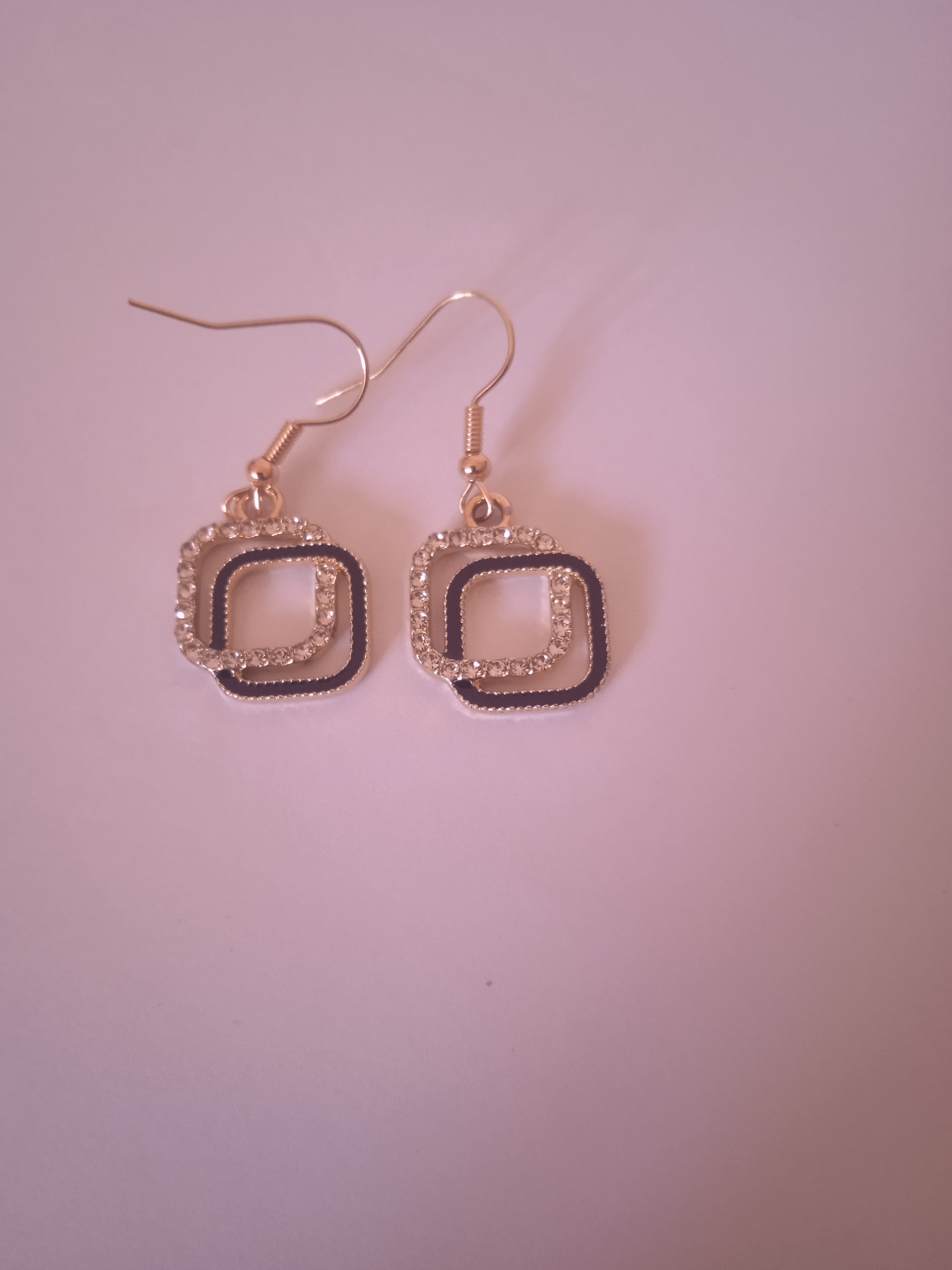 boucle d'oreille femme chic carré pierre blanc noir acier doré