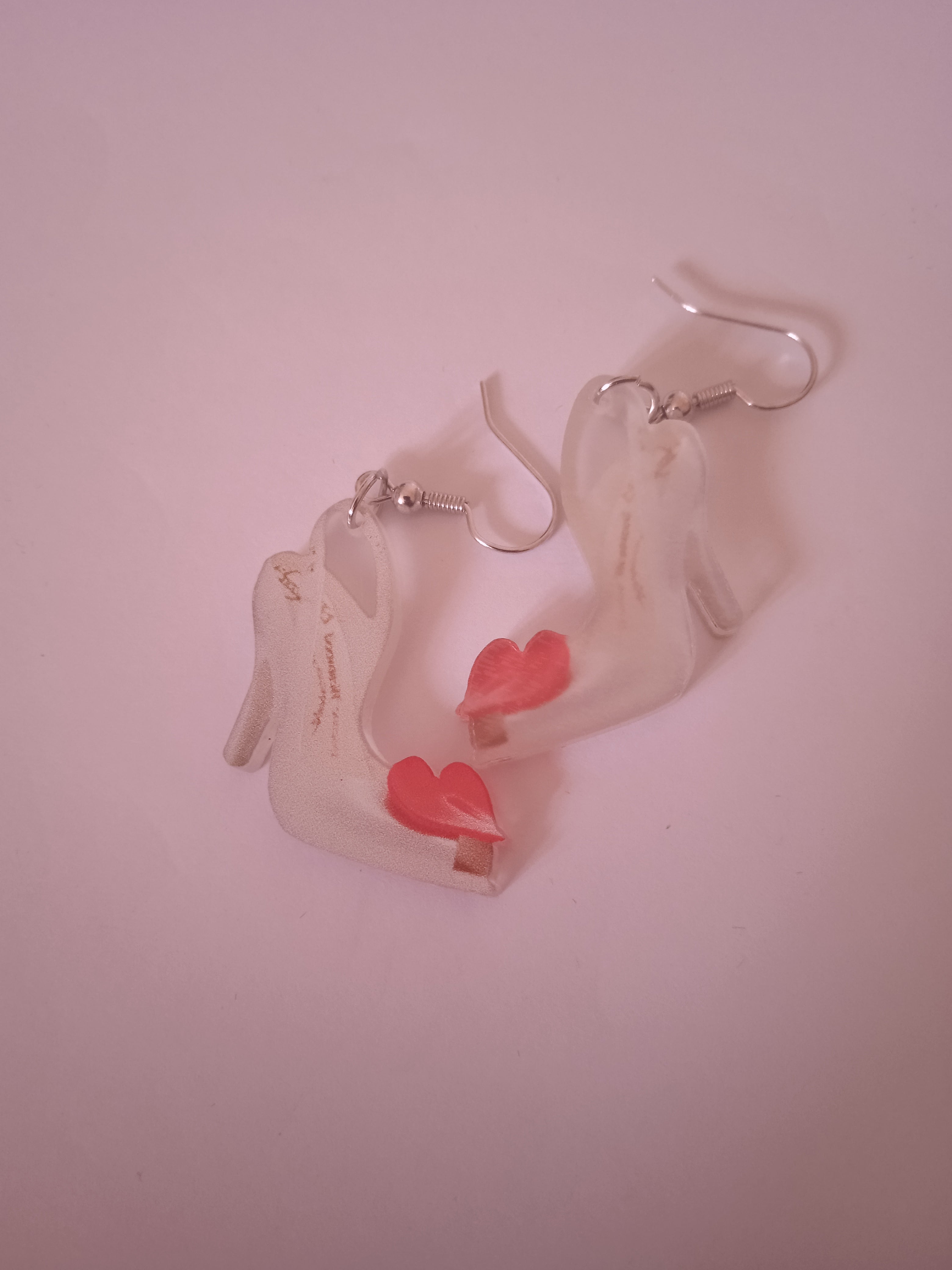 boucle d'oreille femme talon blanc chic cœur rouge
