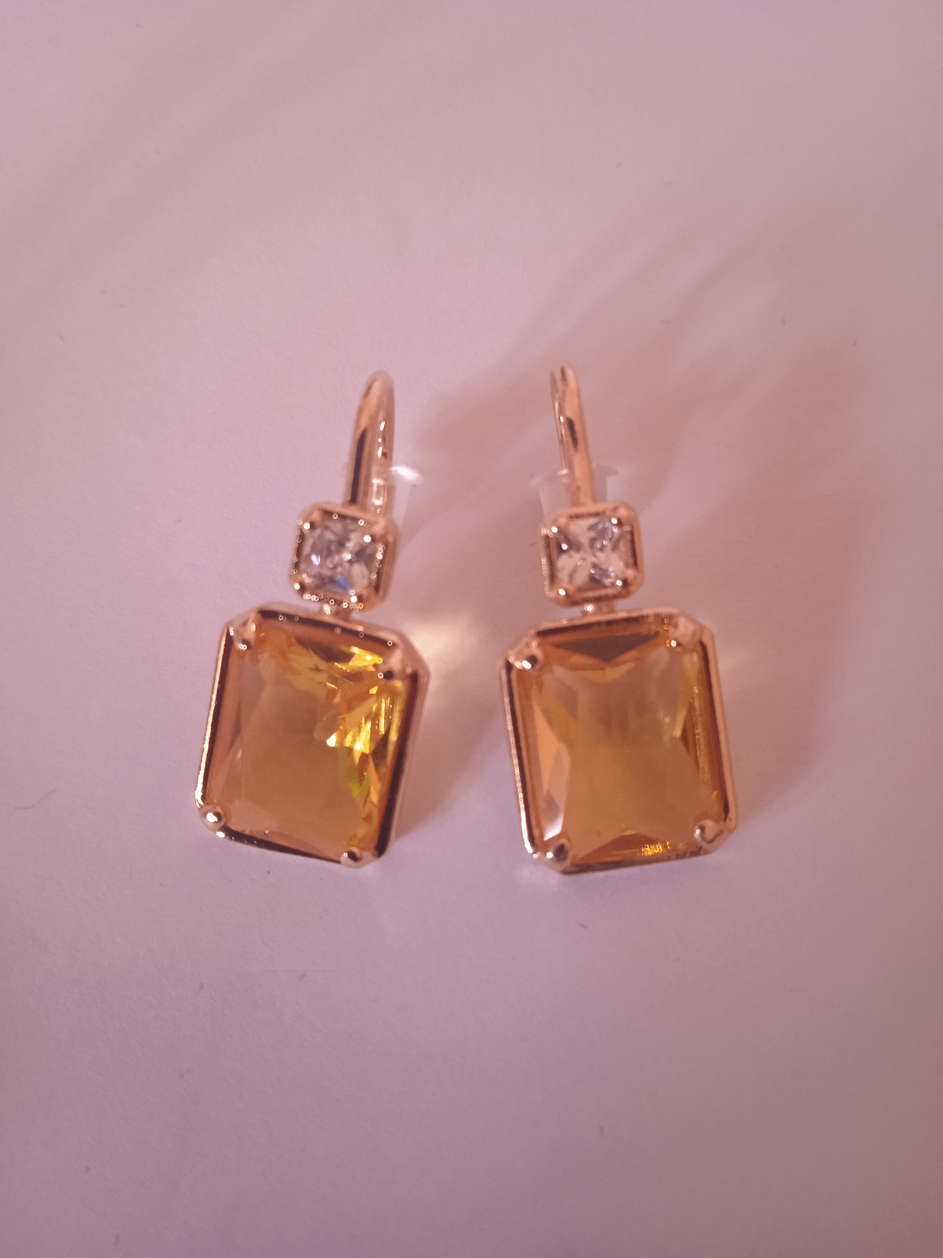 boucle d'oreille femme charmante élégante jaune pierre blanc acier doré