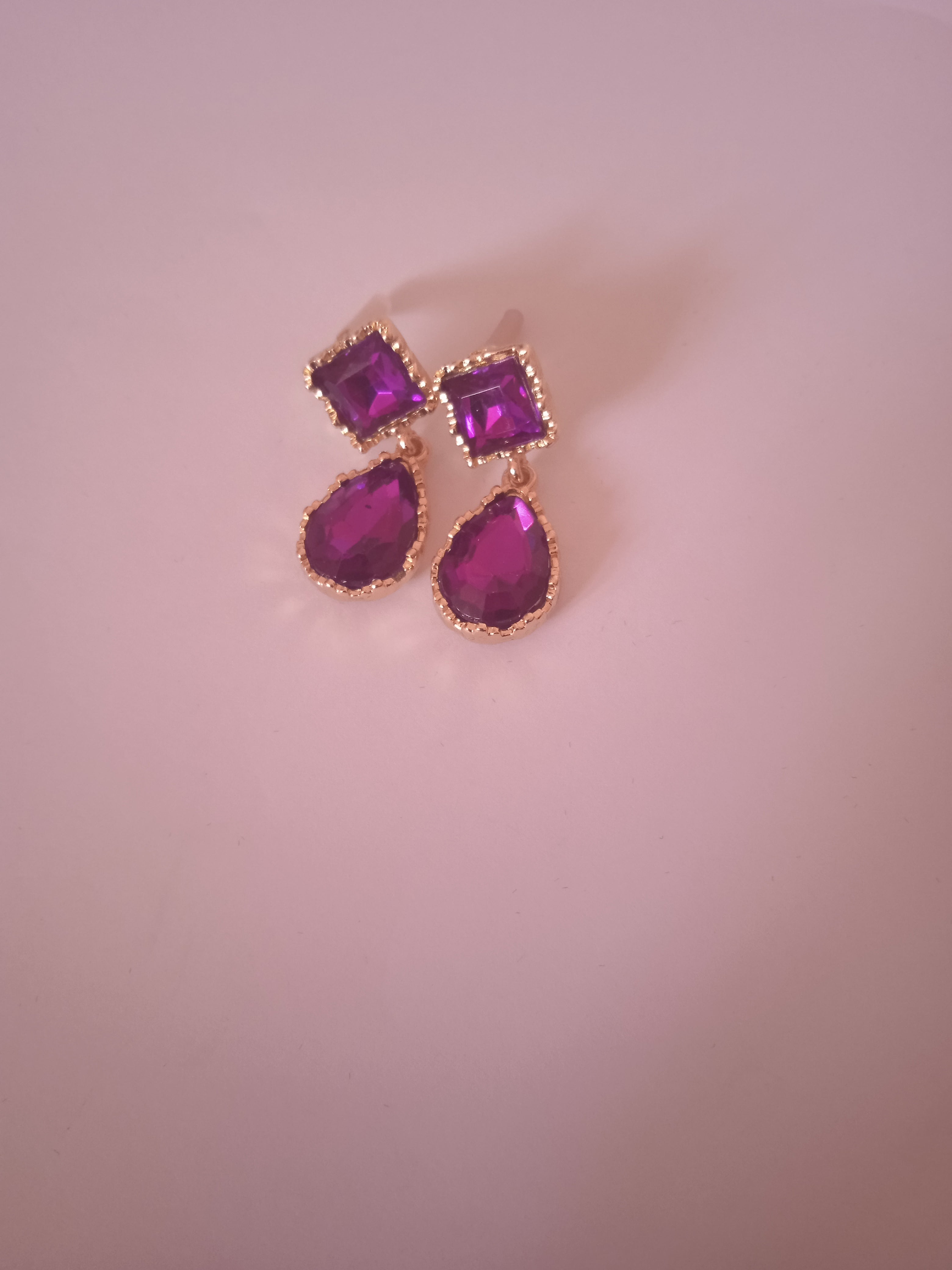 boucle d'oreille femme élégante violet acier doré