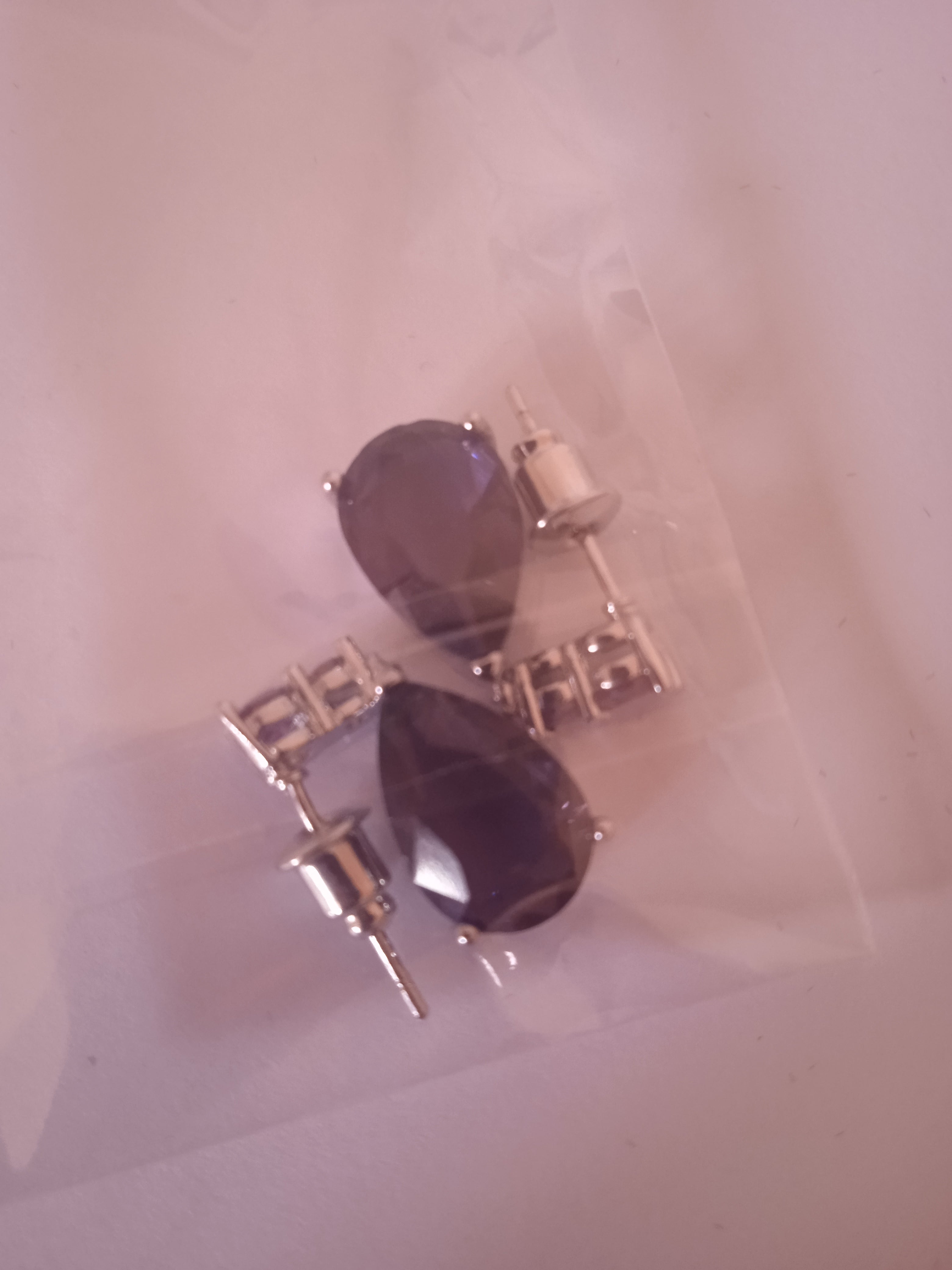 boucle d'oreille femme élégante violet acier