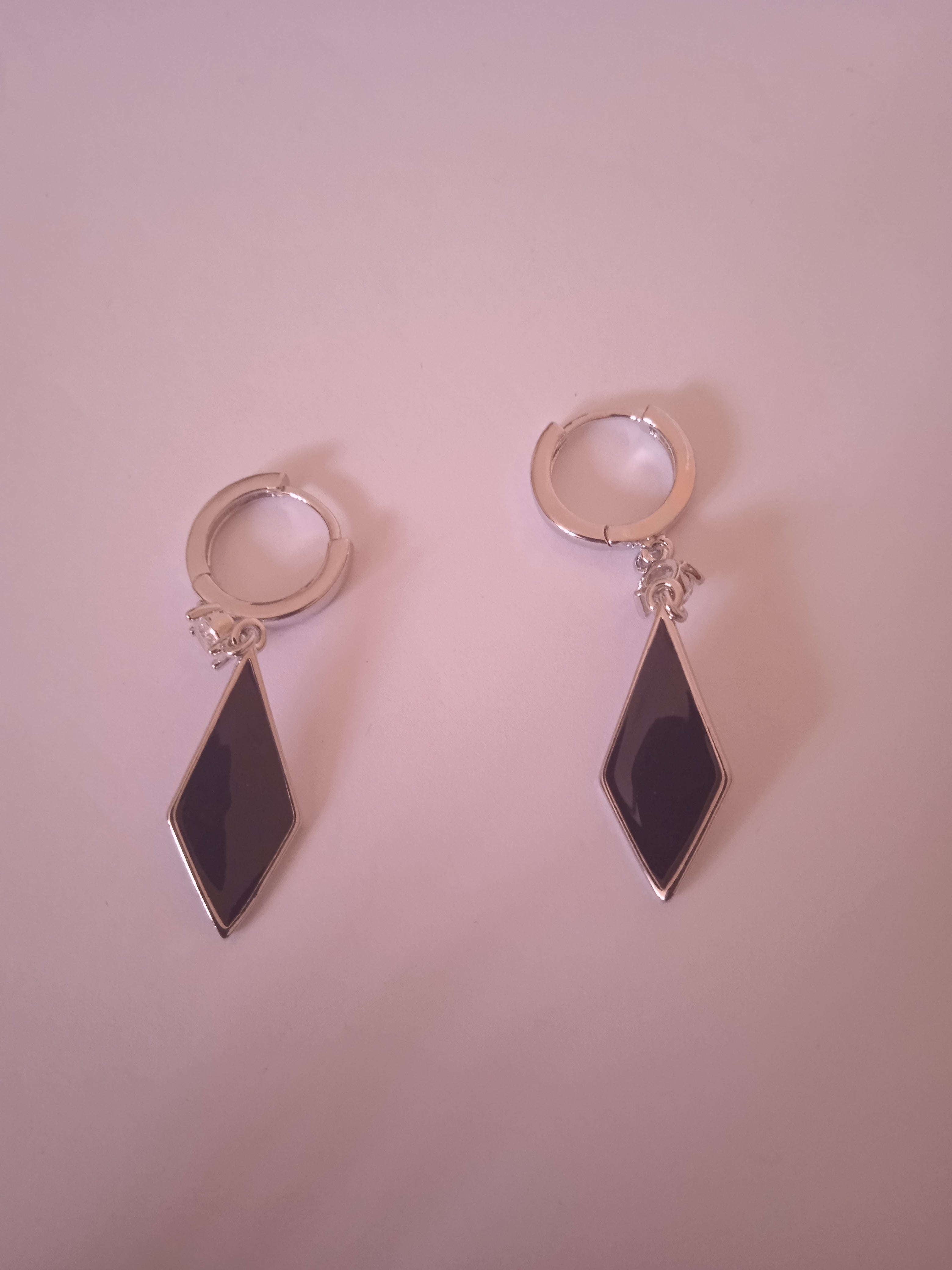 boucle d'oreille violet en triangle acier femme élégante