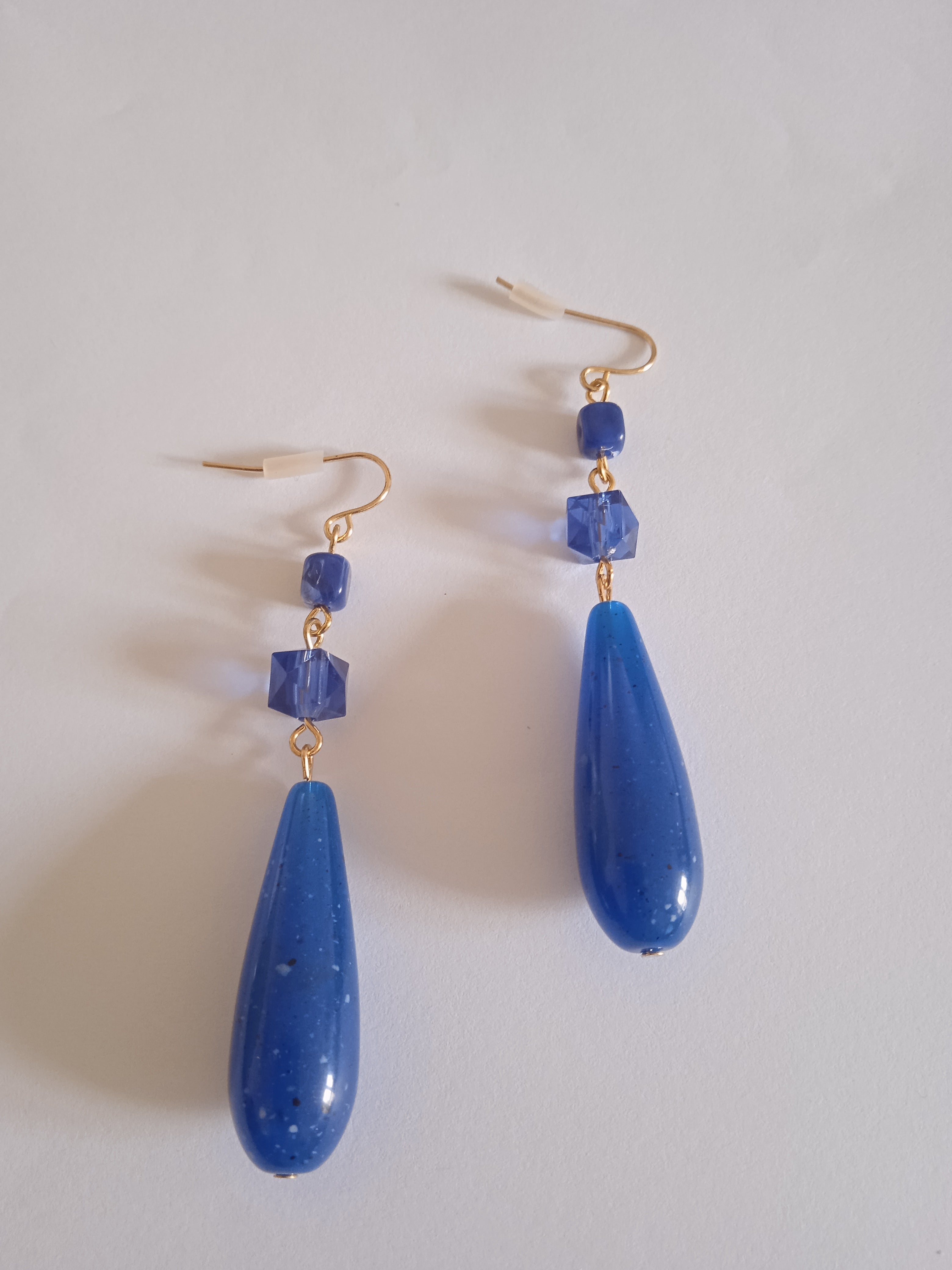 boucle d'oreille femme bleu allongée