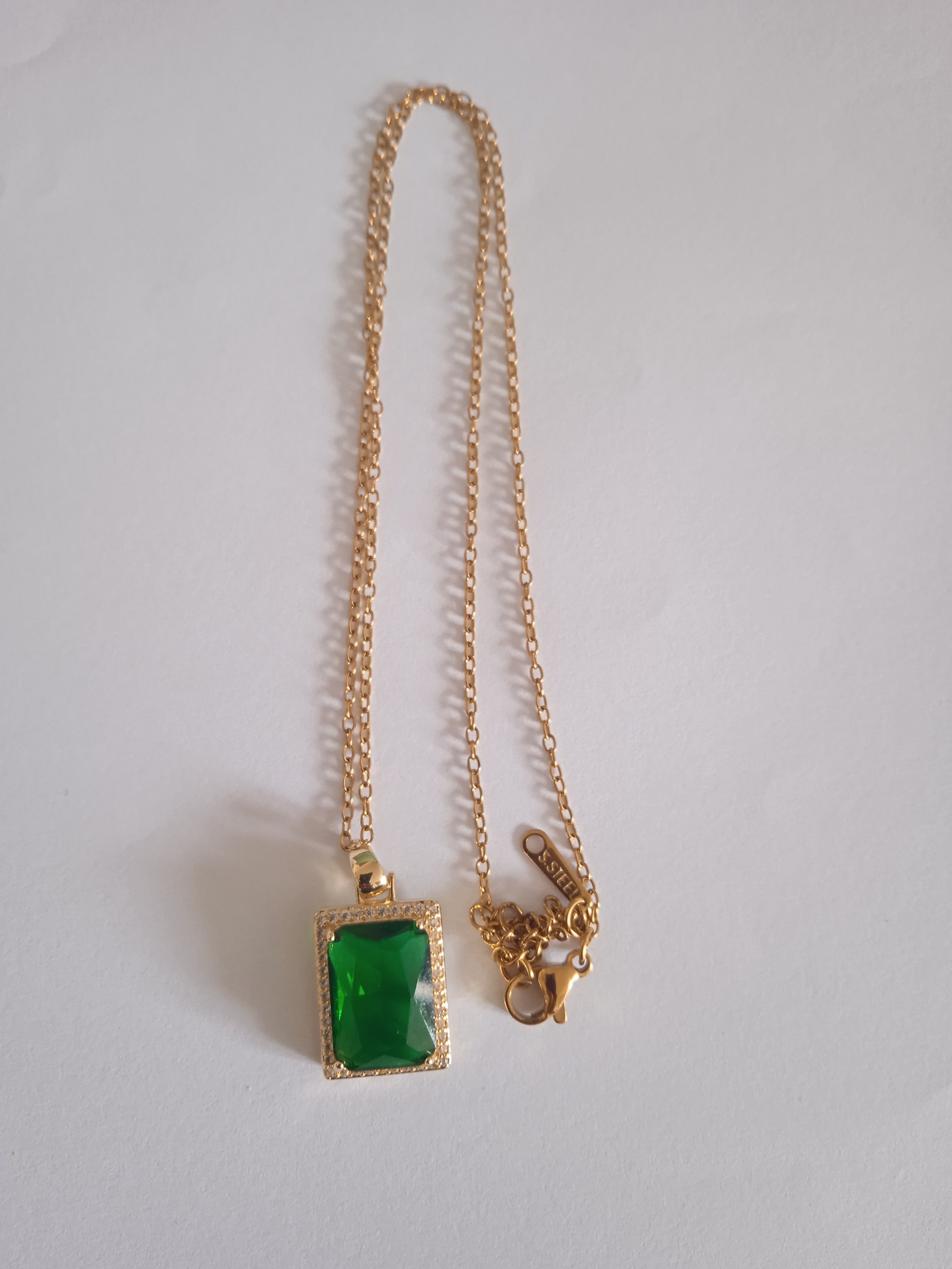 Chaîne Femme Pendentif Or Doré Pierre Carré Verte Acier