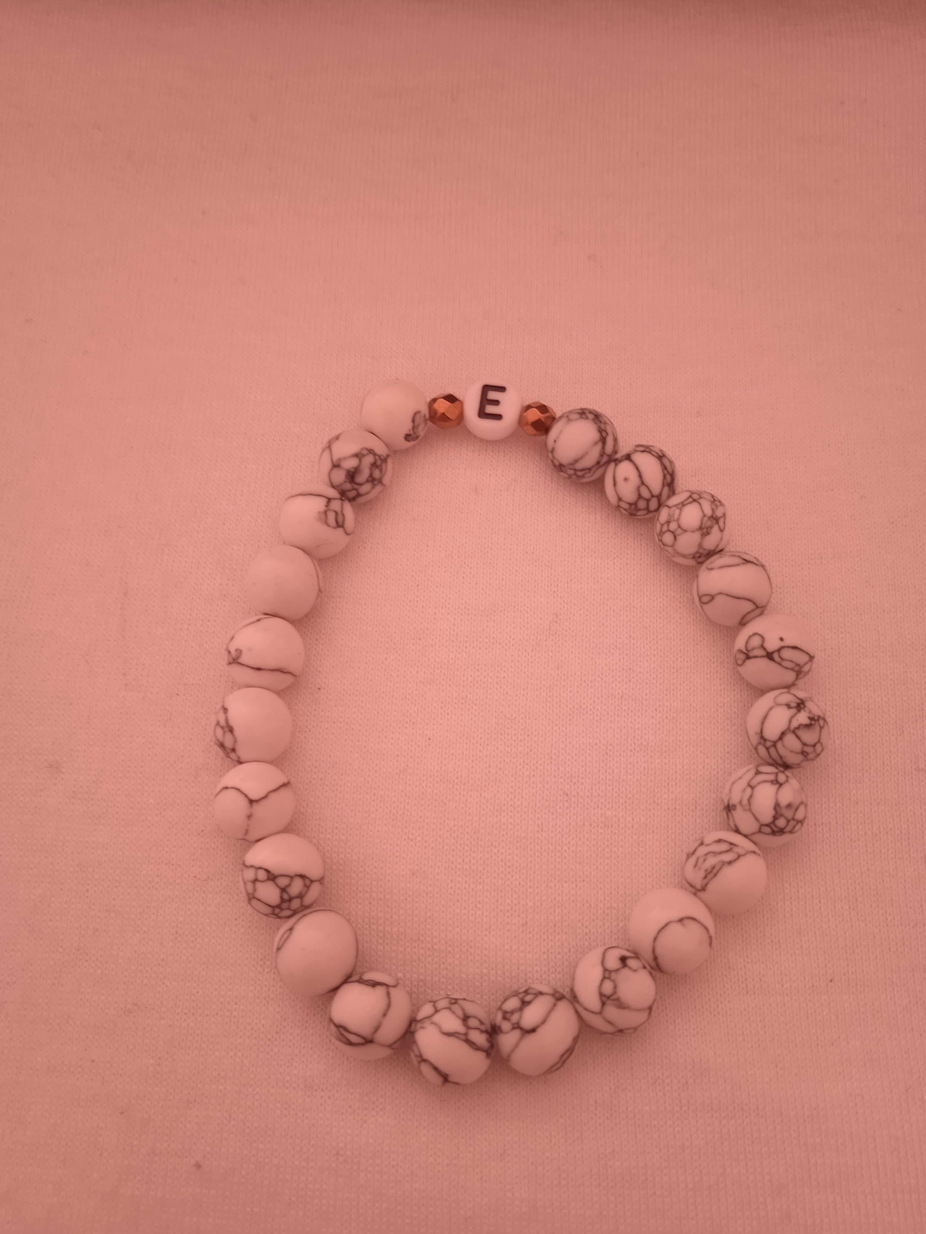 bracelet mixe initial "E" œil de dragon blanc rayer