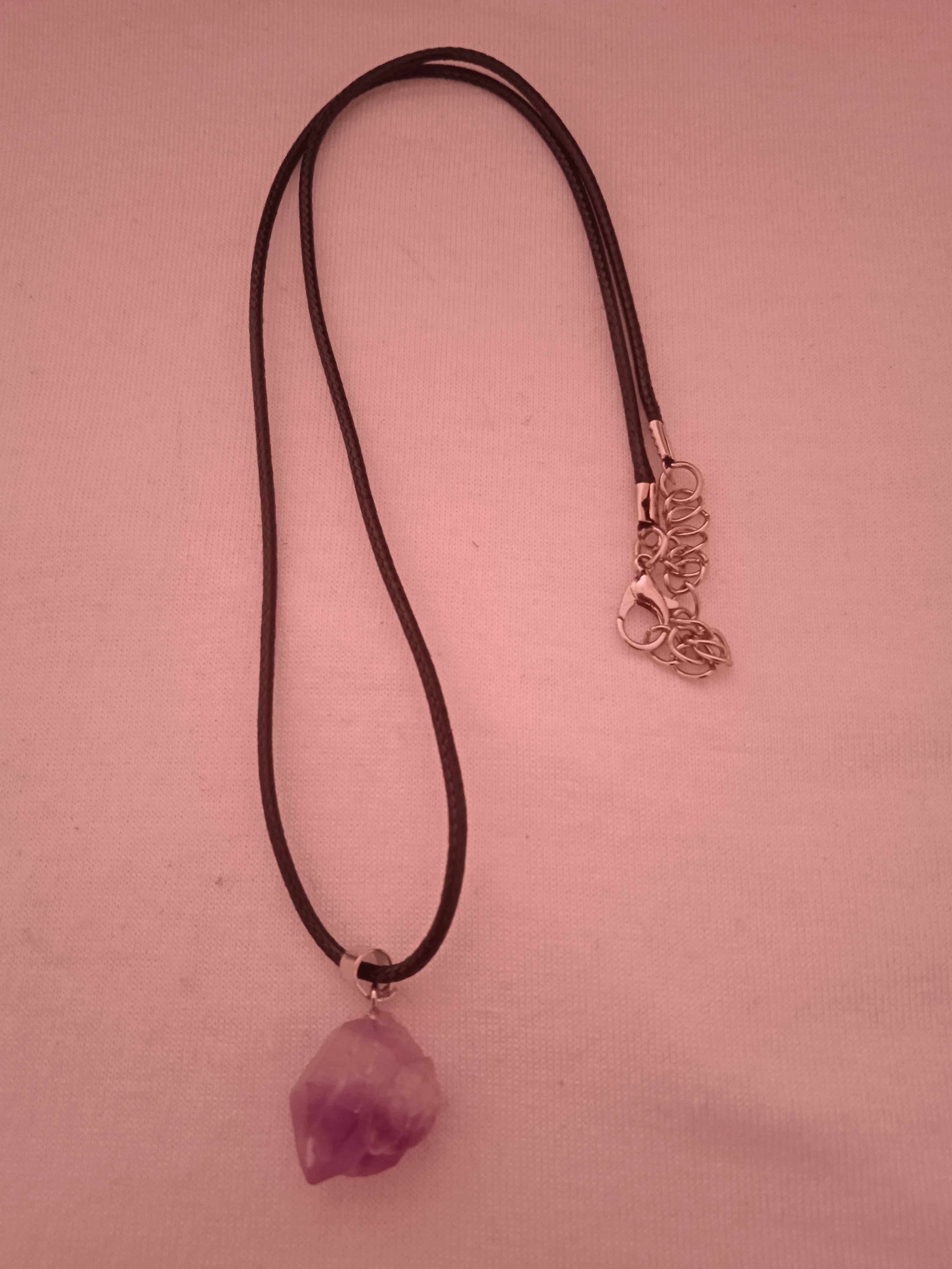 collier femme femme cordon noir acier pendentif pierre violet