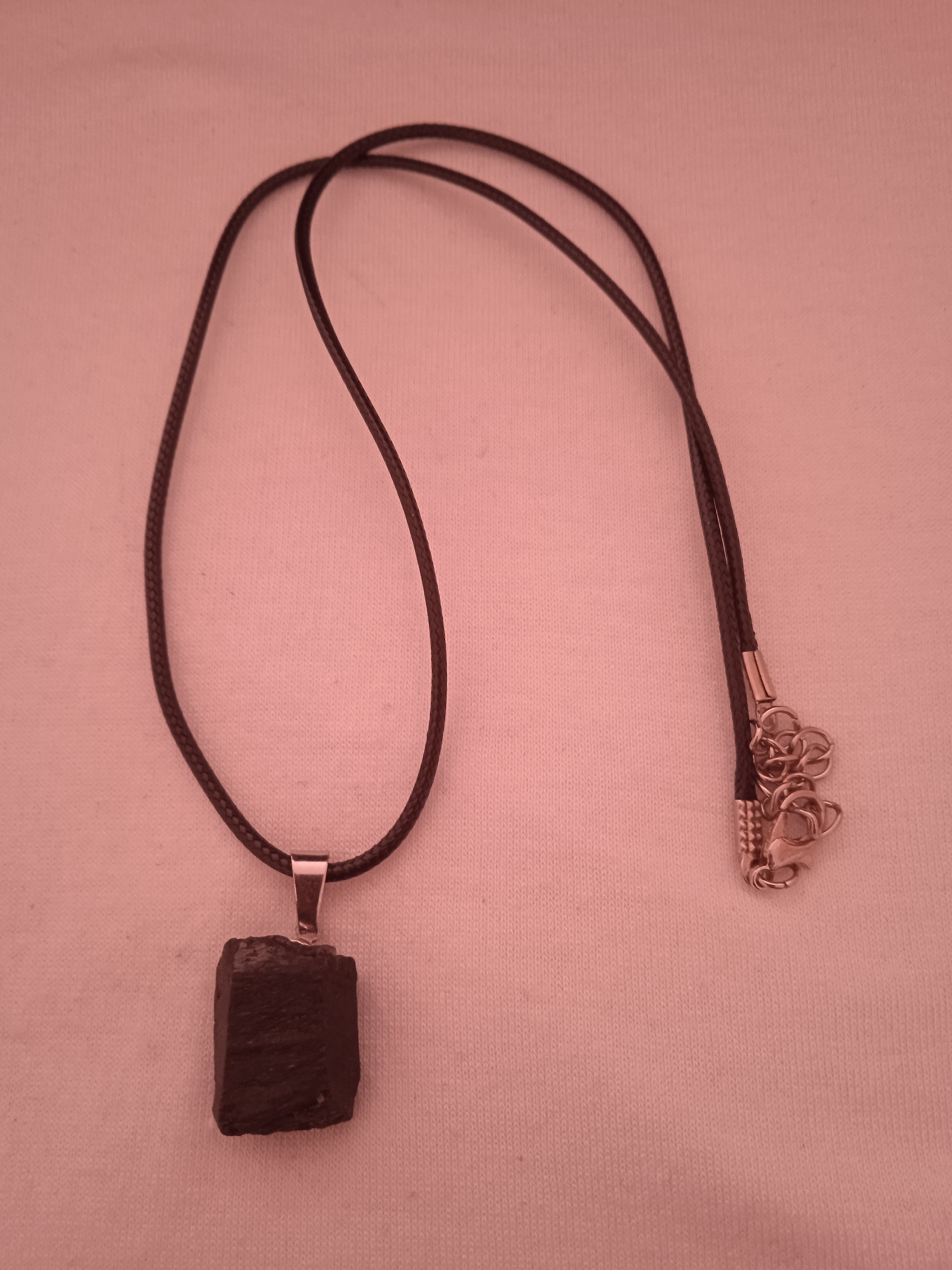 collier femme cordon acier noir + pendentif pierre noir carré