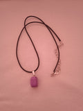 collier femme violet acier cordon noir + pendentif carré violet
