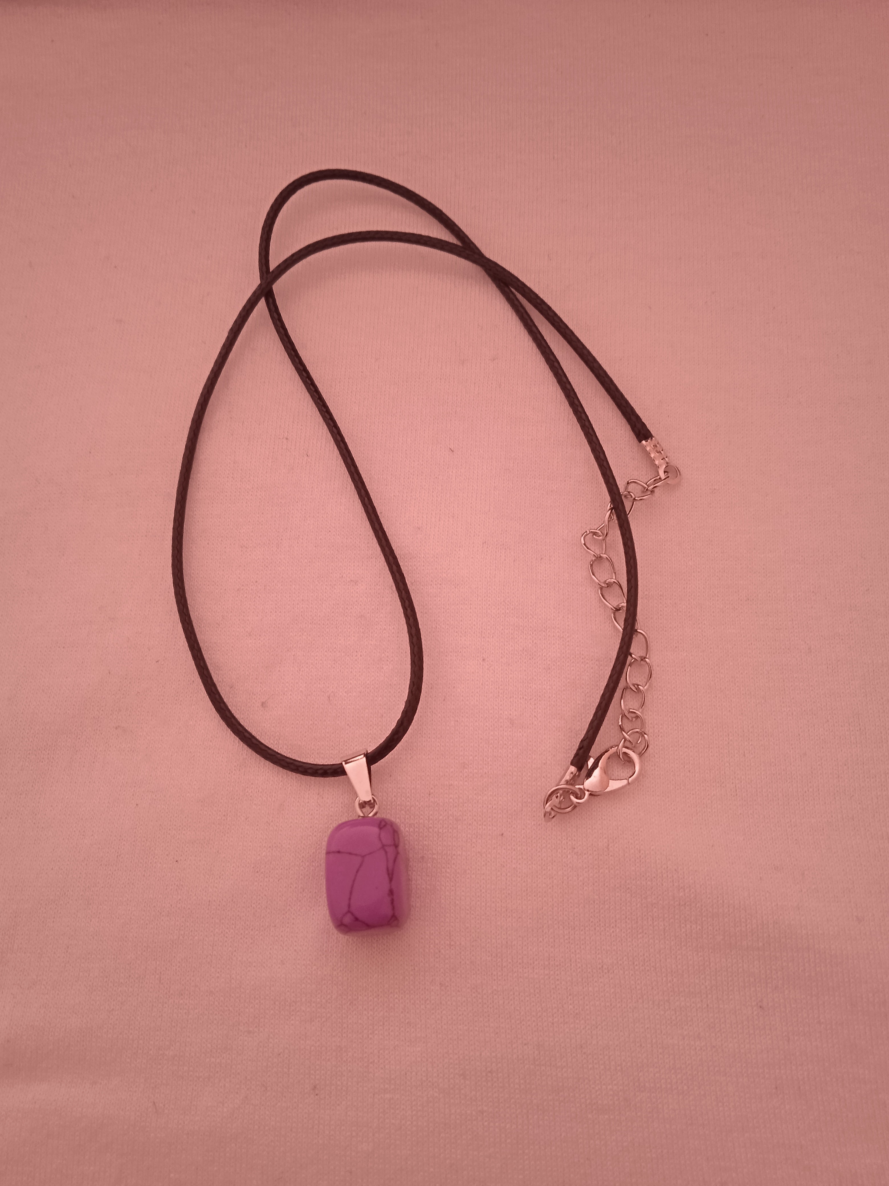 collier femme violet acier cordon noir + pendentif carré violet