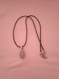 collier femme cordon acier noir + pendentif pierre blanc clair carré