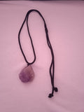 collier femme cordon noir acier pendentif pierre violet