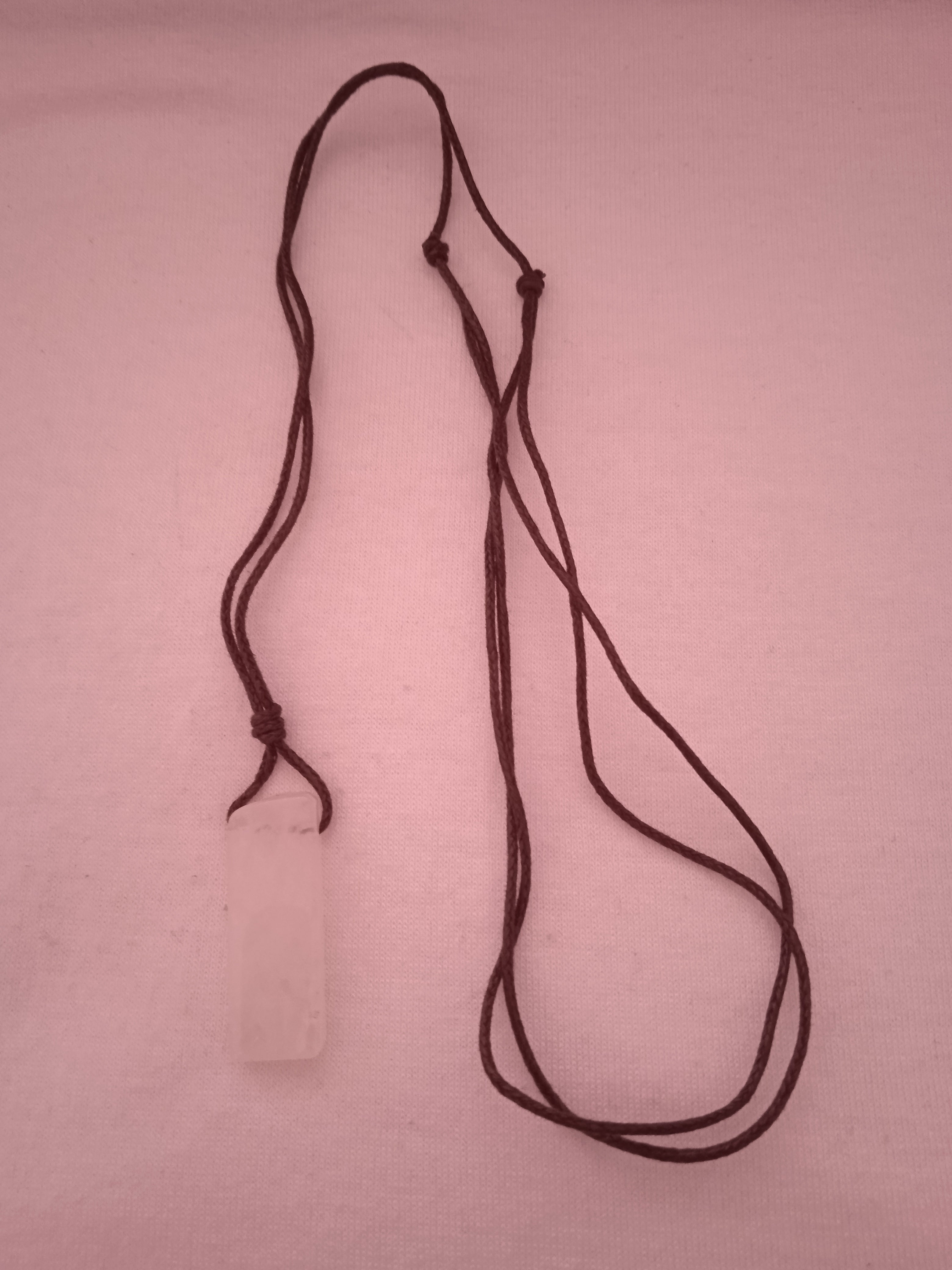 collier femme cordon raffinée marron ajustable pendentif blanc allongée