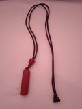 collier femme cordon noir pendentif rouge allongée