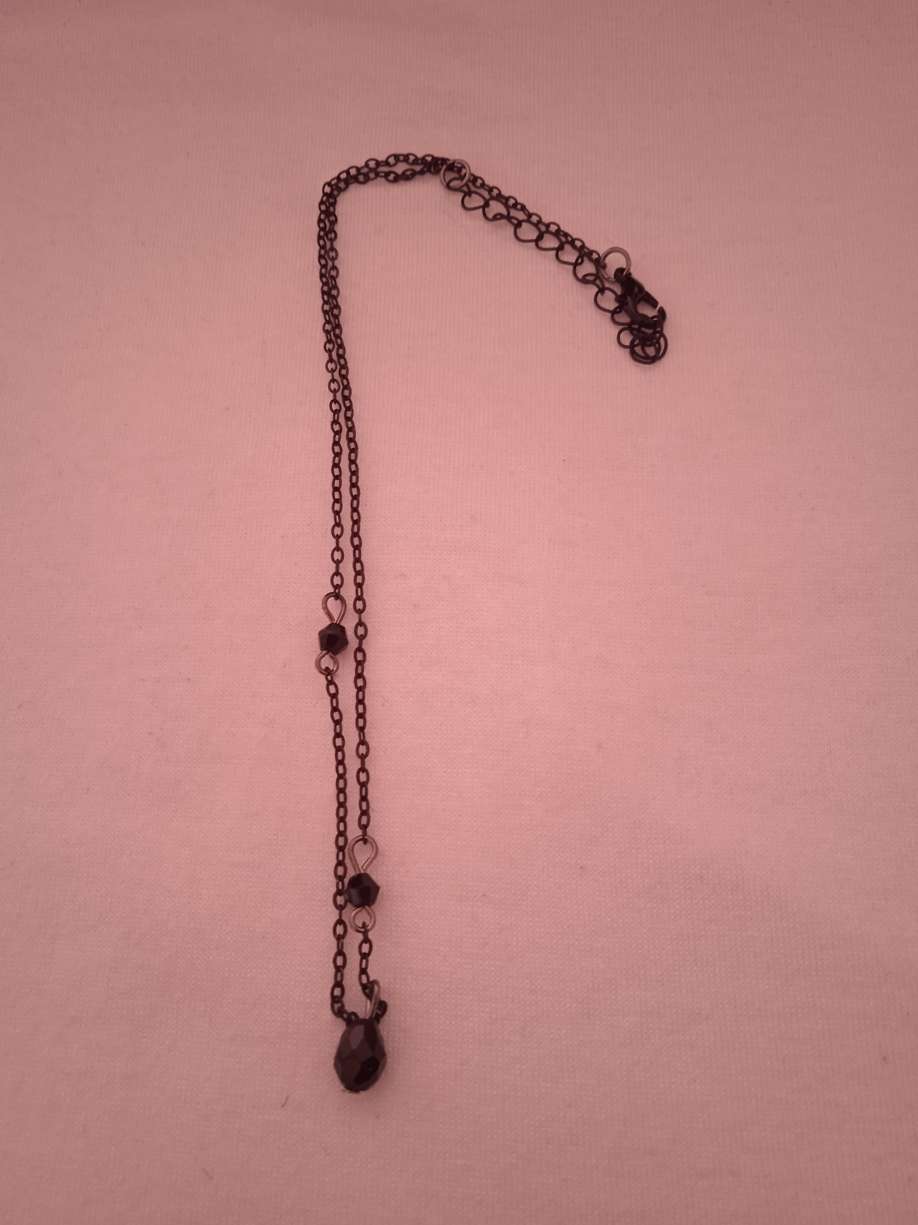 chaine femme noir chic moderne pendentif noir