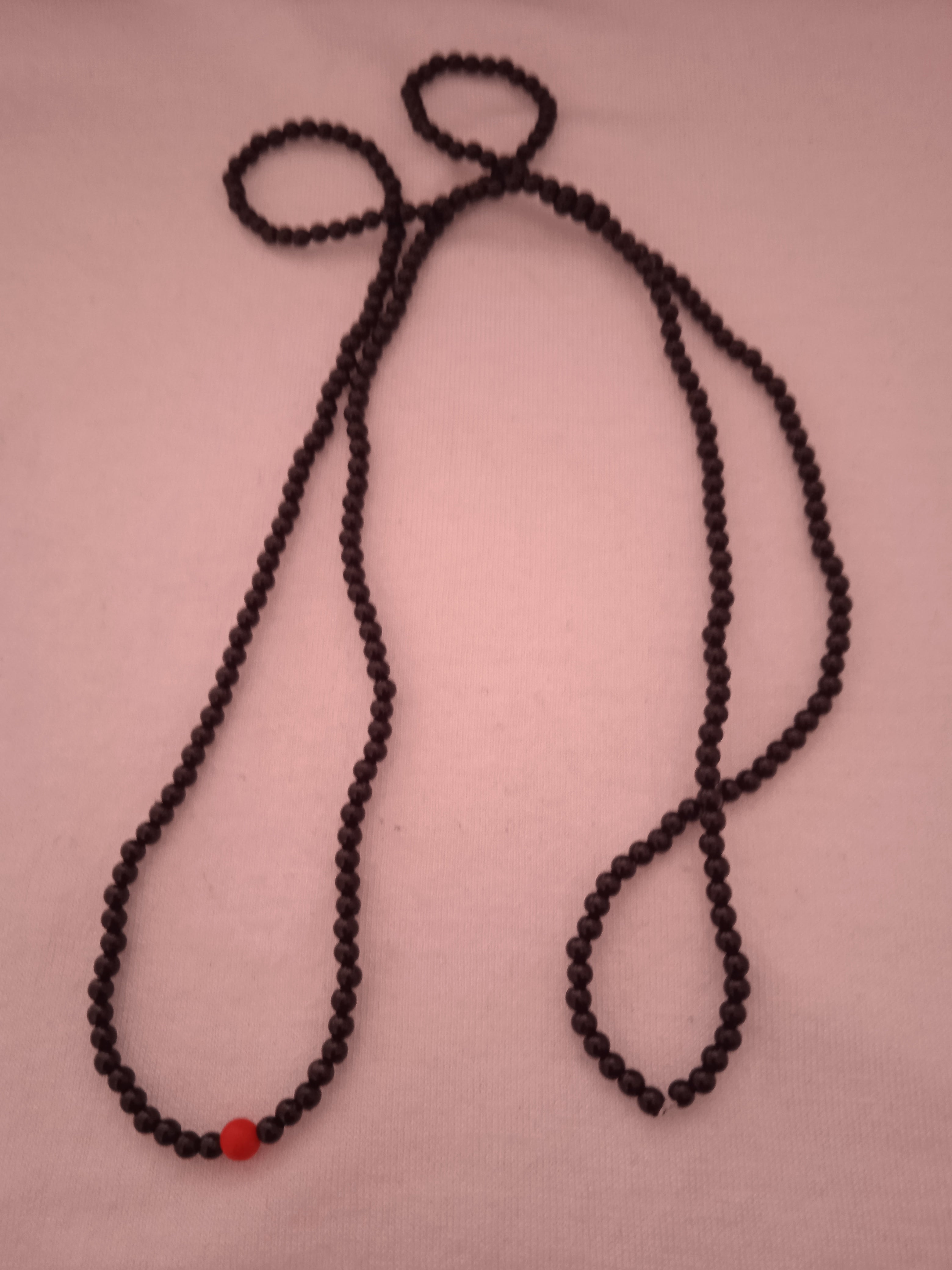 collier femme élégante fait main perle noir pendentif perle rouge de victoire