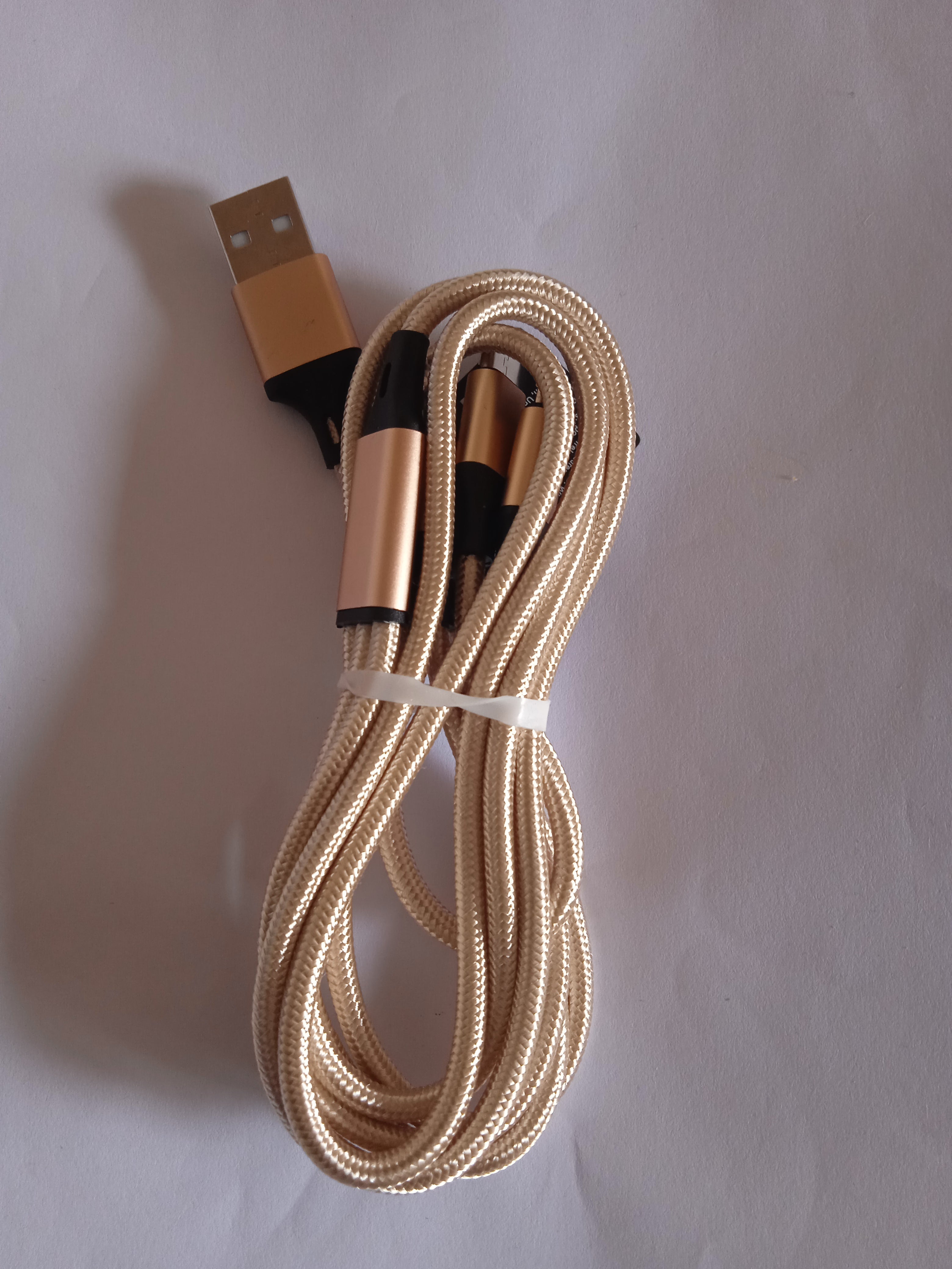 câbles recharge téléphone portable "C" + clé USB beige
