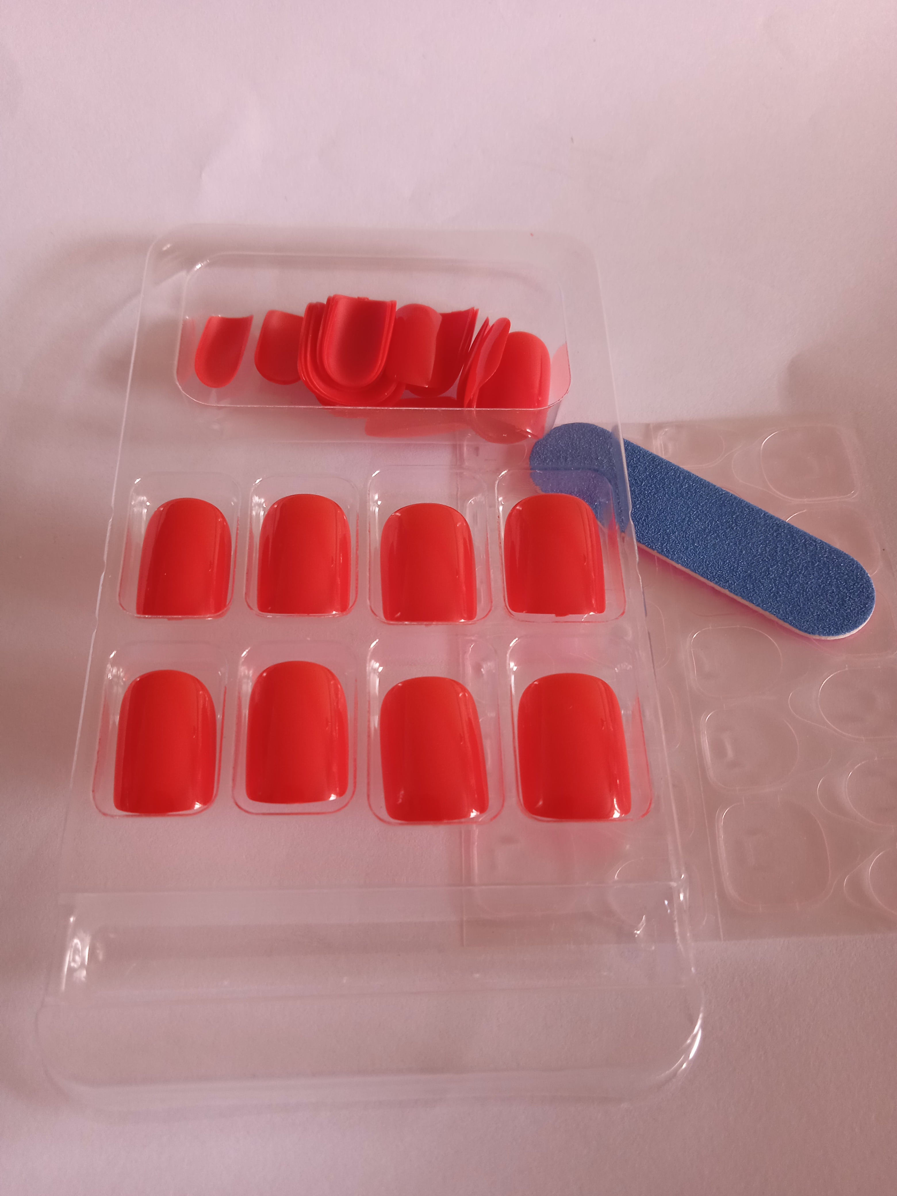 manicure ongle femme rouge