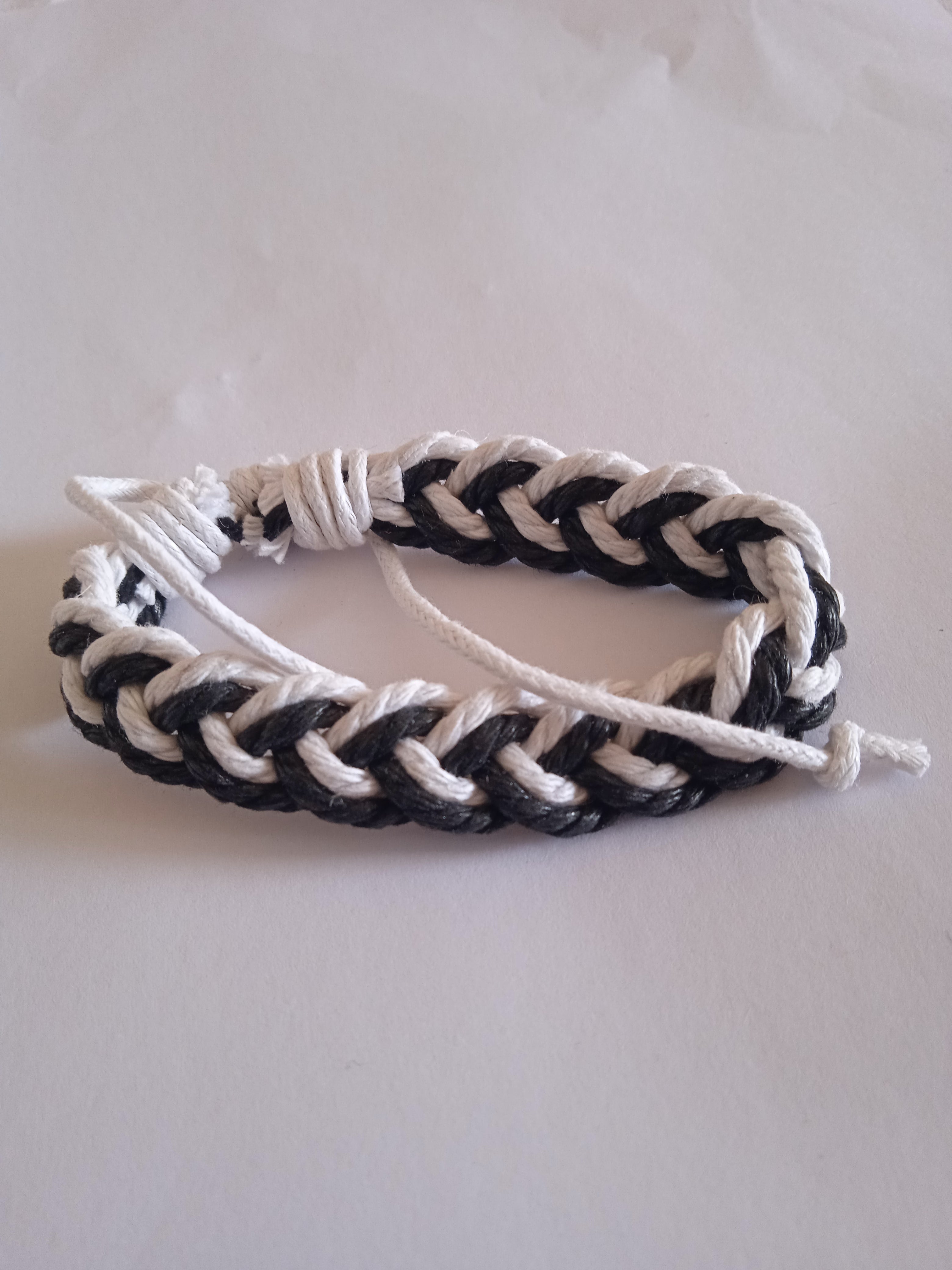 bracelet ajustable tisse blanc & noir tressé