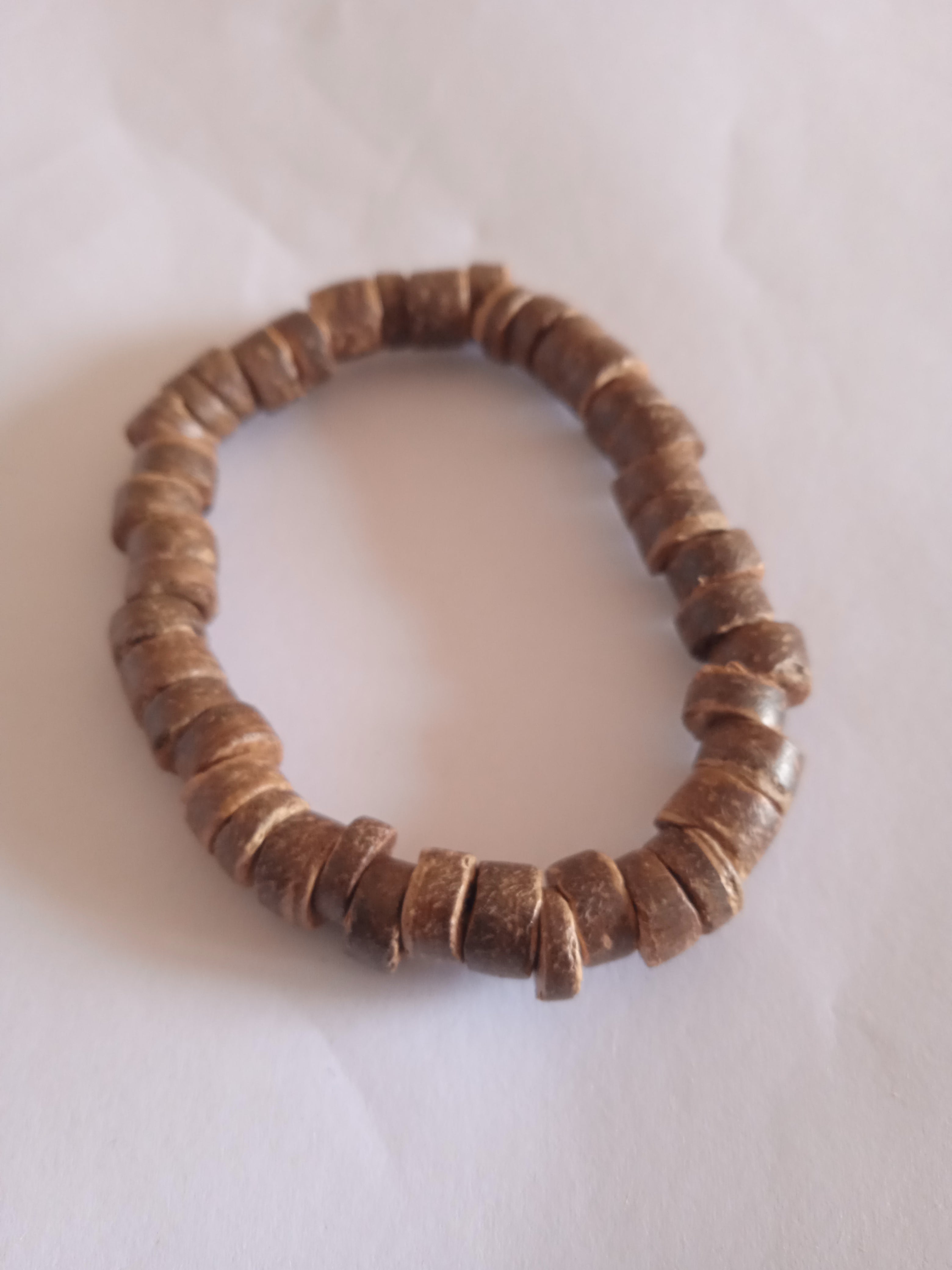 bracelet en bois marron