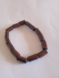 bracelet marron en bois