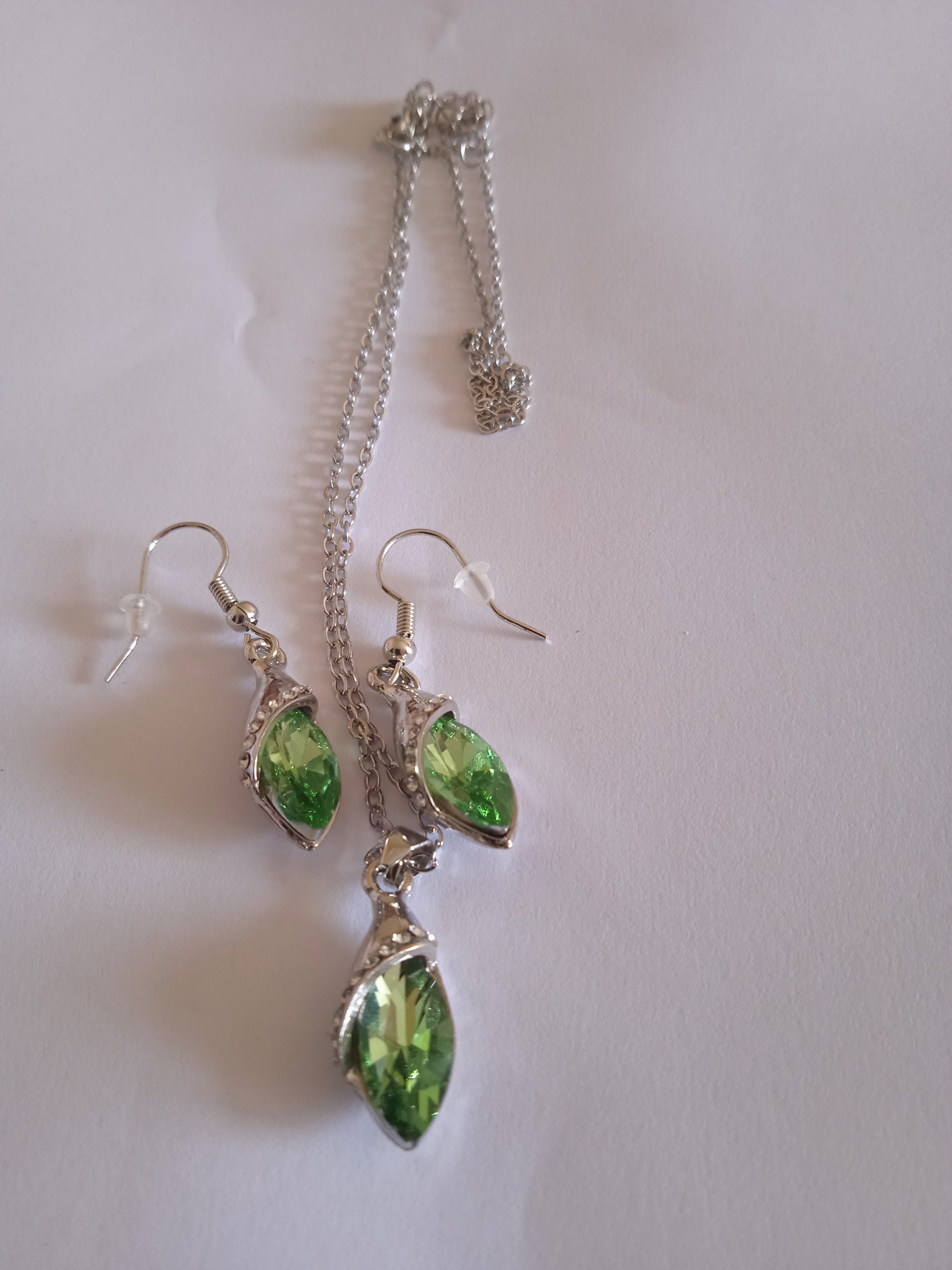l'ensemble chaine boucle d'oreille pendentif vert acier