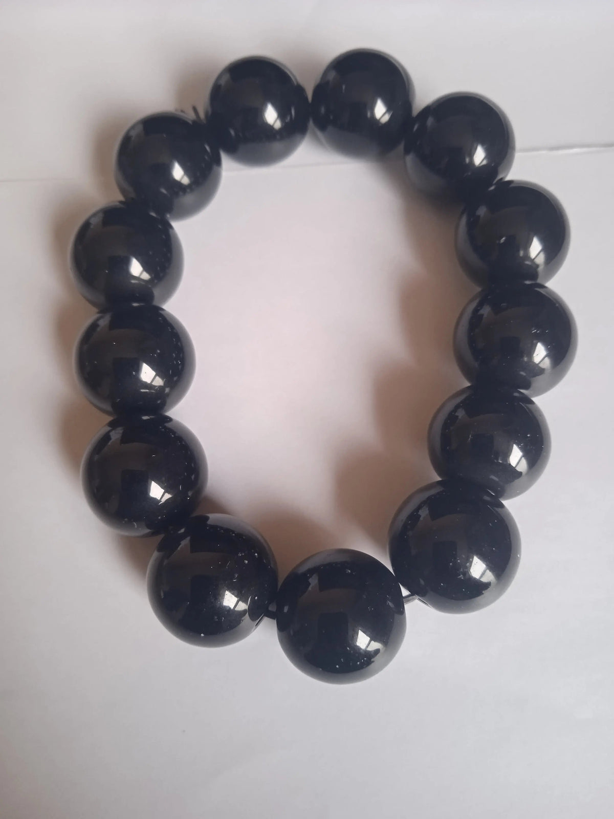 Bracelet Perles Noir Breloque – Charme Sombre & Mystique Suspendue de la Breloque Noire