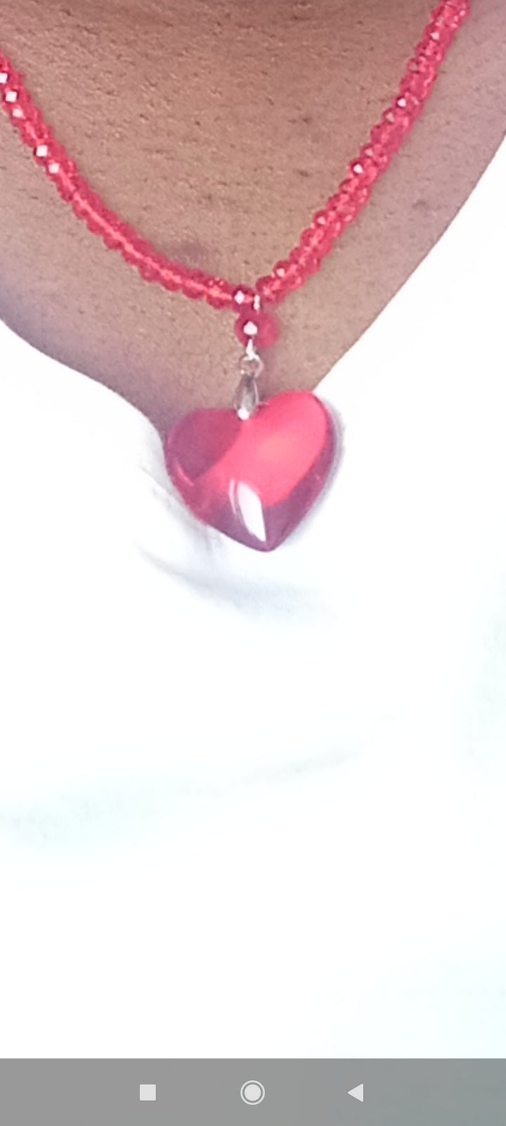 Collier pendentif cœur rouge porté - vue détail