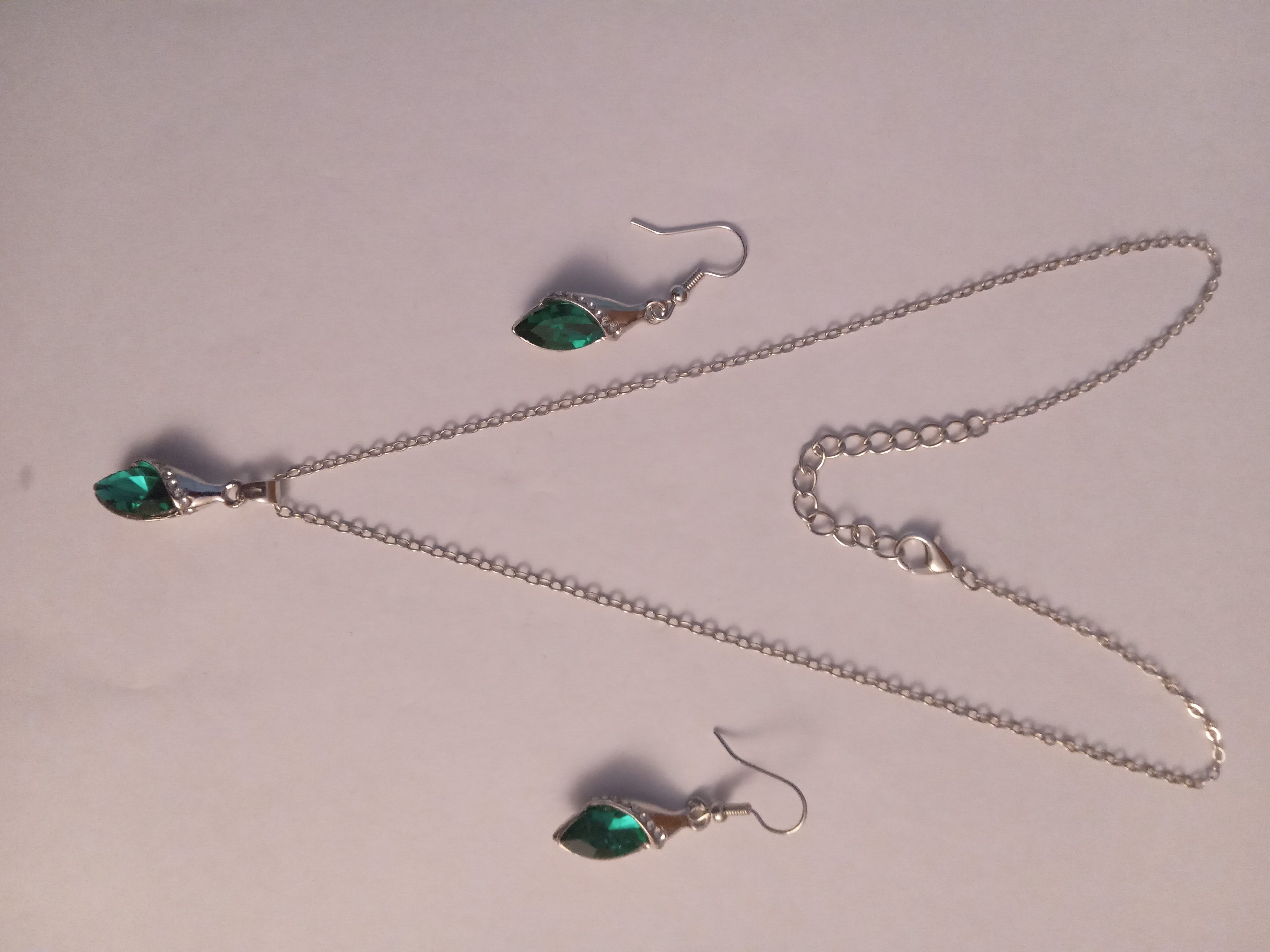 l'ensemble de chaine plus boucle d'oreille pour femme élégante