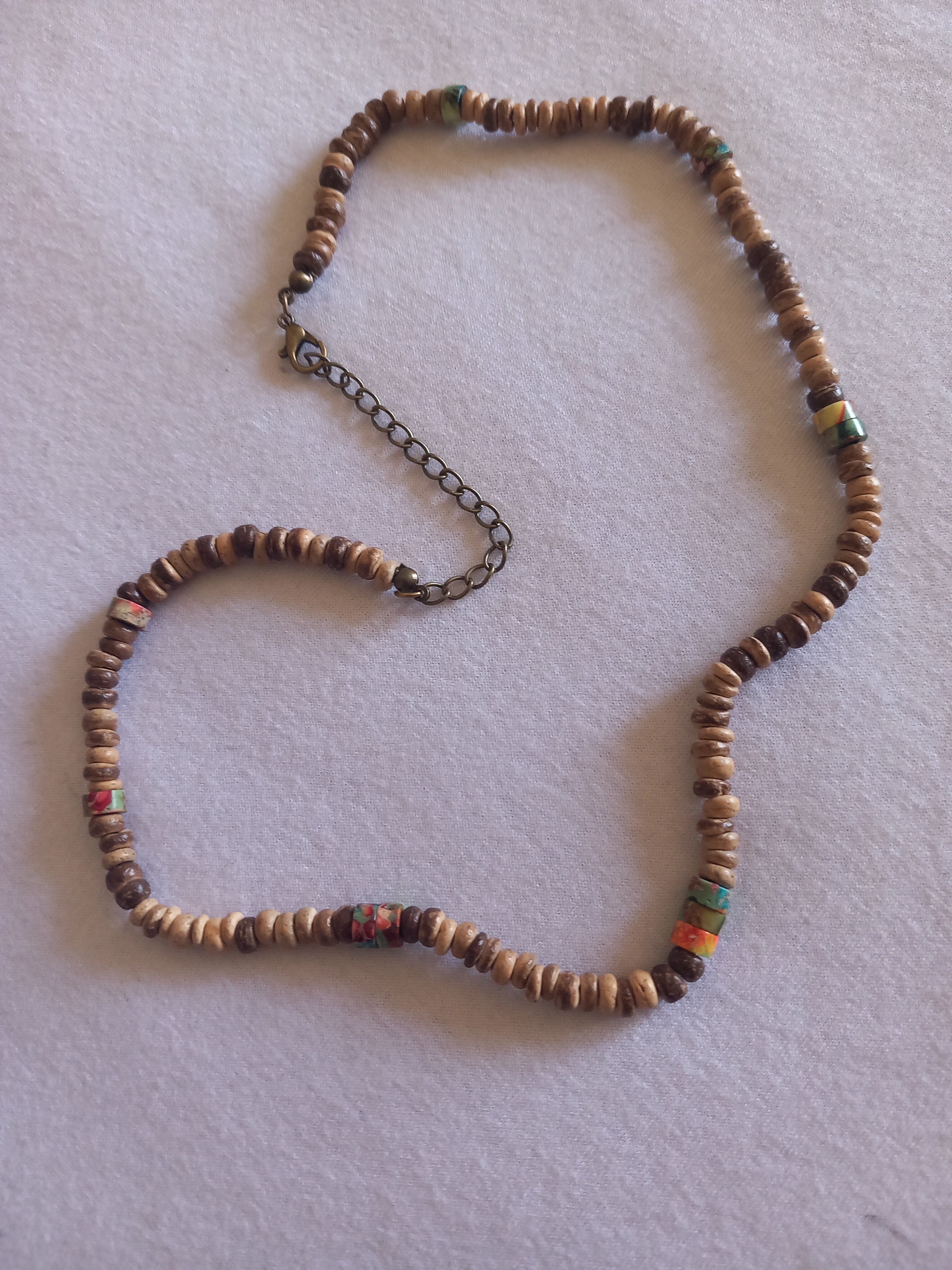 collier marron en bois acier